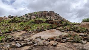 Trekking trail leading to the scenic peak of Minchu Kallu Betta.